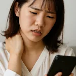 携帯を見ていると肩が凝る